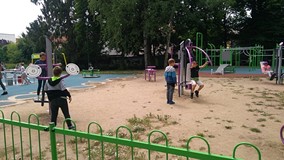 Dzieci bawią się na placu zabaw