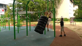 Dzieci podczas zabawy na placu zabaw