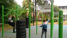 Dzieci bawią się na placu zabaw