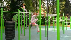 Dzieci bawią się na placu zabaw