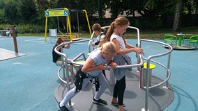 Dzieci kręcą się na karuzeli