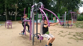 Dwóch chłopców bawi się na urzadzeniach do ćwiczeń