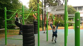 Dwóch chłopców podczas zabawy na placu zabaw