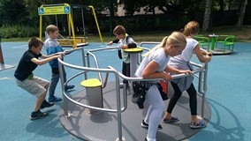 Dzieci bawią się na karuzeli