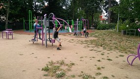 Dzieci bawią się na urządzeniach na placu zabaw