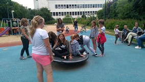 Dzieci kręcą się na karuzeli