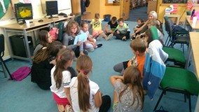 Dzieci podczas prezentacji pracy plastycznej