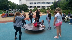 Dzieci kręcą się na karuzeli