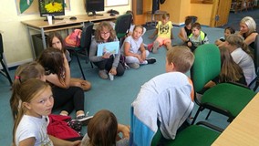 Dzieci prezentują prace z książki Zwierzokracja