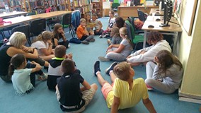 Dzieci prezentują swoją pracę