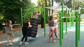 Dzieci bawią się na placu zabaw