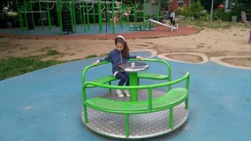 Dziewczynka bawi się na karuzeli