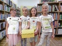 Dziewczynki prezentują pomalowane przez siebie koszulki.