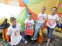 Dzieci prezentują pomalowane przez siebie koszulki.