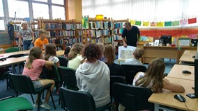 Aktor pokazuje dzieciom scenę teatru