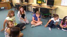 Bibliotekarka dyskutuje z dziećmi o prawach zwierząt