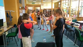 Bibliotekarka prowadzi zabawę