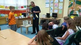 Chłopiec asystuje aktorowi w przedstawieniu