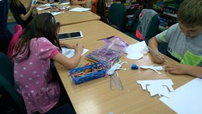 Chłopiec i dziewczynka wykonują pracę plastyczną