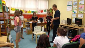 cztery dziewczynki występują ze swoimi postaciami w teatrze papierowym