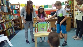 Dwoje dzieci i bibliotekarka występuje w przedstawieniu