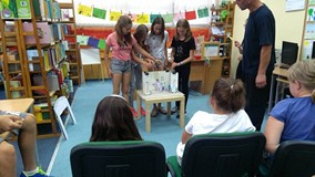 Dzieci wcielają się w rolę swoich postaci z teatru papierowego