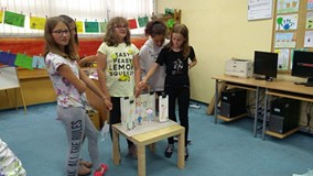 Dzieci występują razem ze swoimi postaciami w przedstawieniu