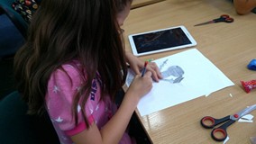 Dziewczynka rysuje rycerza