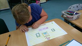 Dziewczynka w trakcie rysowania pracy plastycznej