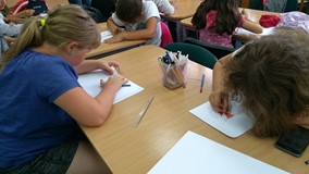 Dziewczynki rysują postaci