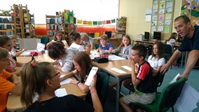 Pan prowadzący warsztaty tlumaczy dzieciom zasady zadania