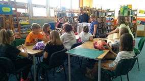 Pan z teatru opowiada dzieciom o aktorstwie