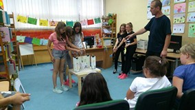 Występ dzieci w teatrze papierowym