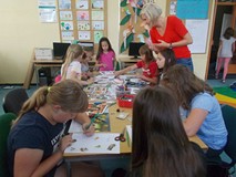 Bibliotekarka wspiera pracę dzieci