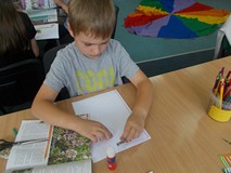 Chłopiec przy wykonywaniu pracy plastycznej