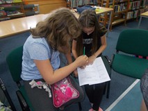 Dwie dziewczynki podczas wspólnego ustalania zadania