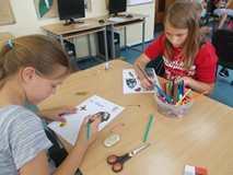 Dwie dziewczynki podczas wykonywania wizytówek