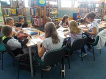 Dzieci podczas wykonywania pracy plastycznej