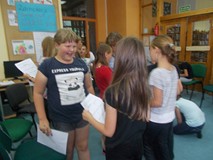 Dzieci wymieniają między sobą informacje