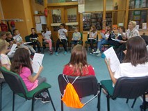 Dzieci z prowadzącą podsumowują zabawę