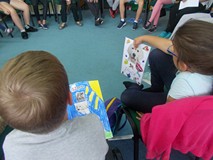 Dziewczynka i chłopiec ze swoimi pracami plastycznymi