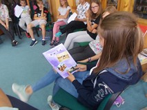 Dziewczynka ze swoją wizytówką