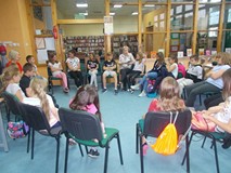 Prowadząca czyta książkę