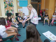 Prowadząca podczas pokazywania wizytówki dzieci