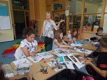 Prowadząca wyjaśnia zasady tworzenia pracy plastycznej