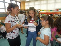 Trzy dziewczynki podczas zbierania informacji o sobie