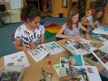 Trzy dziewczynki podczas wycinania liter z gazet