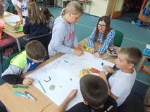 dzieci przy stole podczas zajęć plastycznych