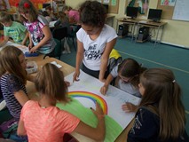 dzieci przy stole podczas zajęć plastycznych