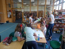 dzieci przy stole podczas zajęć plastycznych